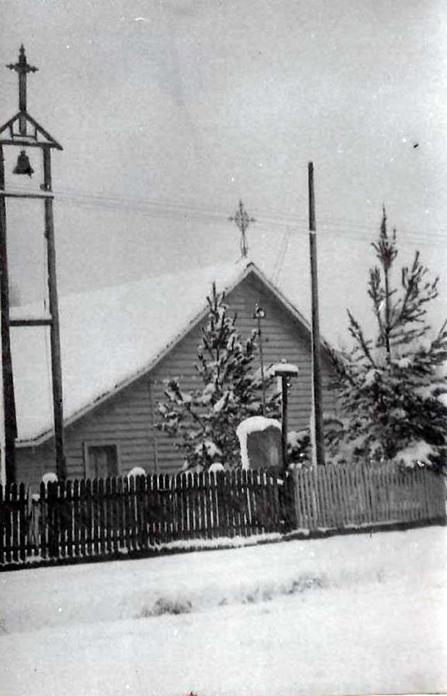 La capilla y su campanario en la foto de Carlota Thumann, gentileza de su familia.