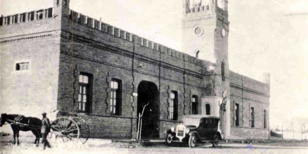Jefatura de policía de Neuquén. Esta foto es de 1926. Actualmente, la gobernación.