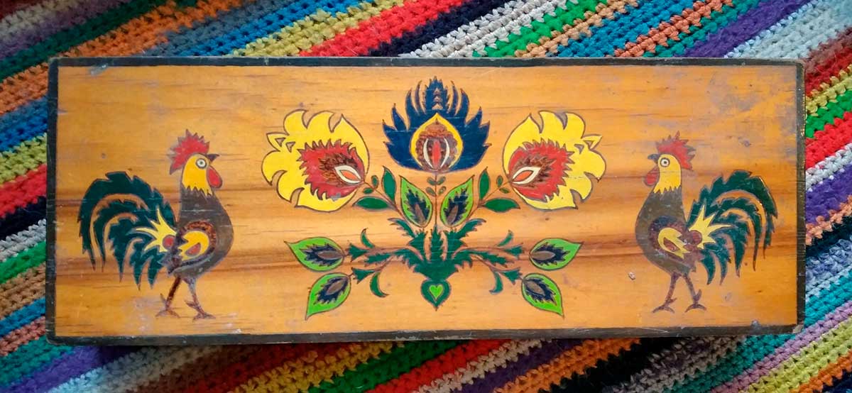 Una caja confeccionada y pintada por la Maya Ana