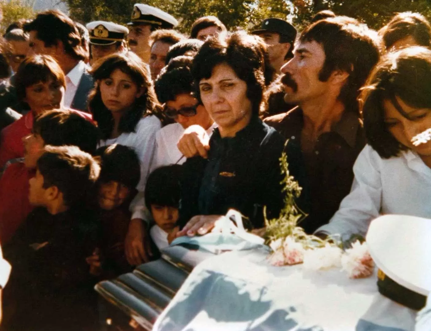 El ataúd de Jorge Néstor Águila, “El Moncho”, cubierto por la bandera argentina y acompañado por el gorro de su uniforme, durante la conmovedora despedida que Cutral Co le tributó a su regreso.