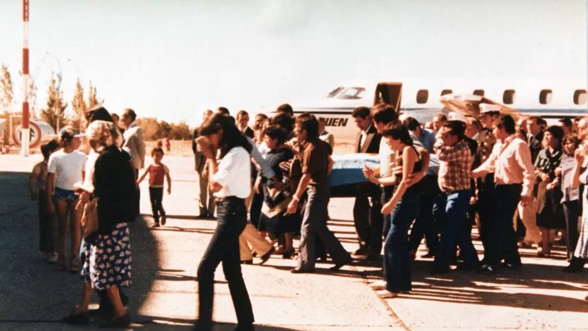 Los restos de Jorge Néstor Águila, “El Moncho”, llegan a Cutral Co en un avión de TAN 