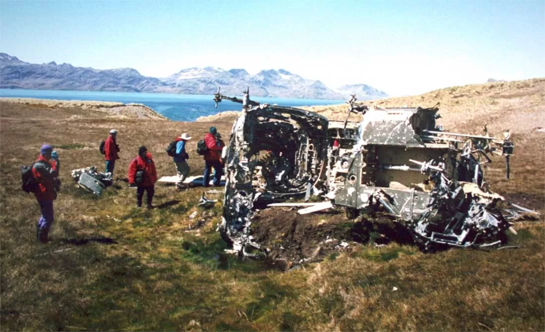 Restos del helicóptero Puma argentino alcanzado  durante el combate de Grytviken.