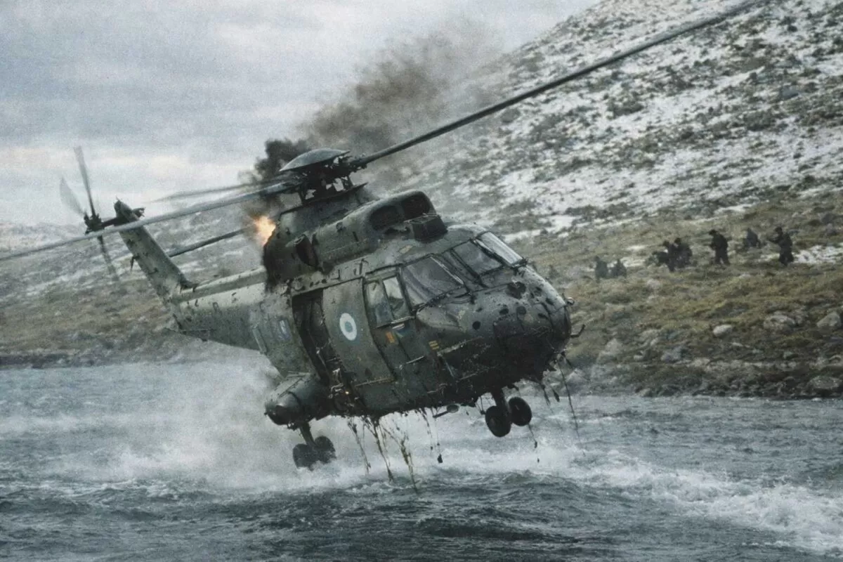 Helicóptero Puma argentino acribillado durante el combate de Grytviken, en la bahía Cumberland, Isla San Pedro (Georgias), el 3 de abril de 1982.