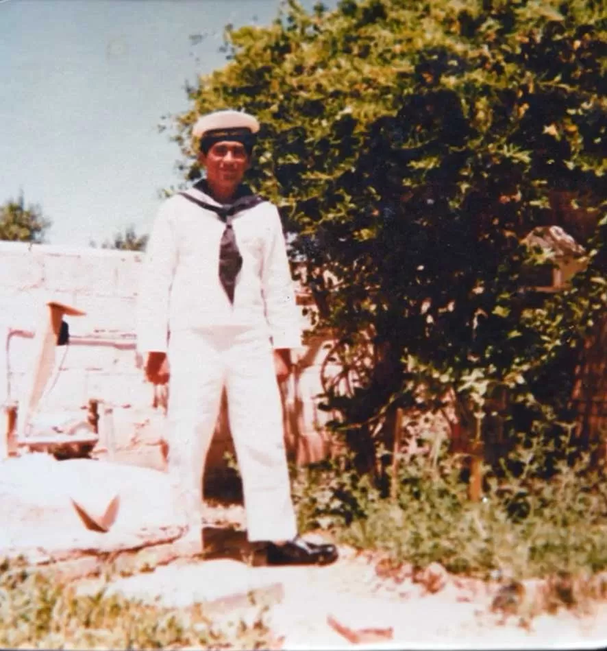 Jorge Néstor Águila, el "Moncho”, con uniforme de Marina: el joven de Paso Aguerre antes de embarcarse hacia el destino que lo convertiría en símbolo de la memoria neuquina y de Malvinas